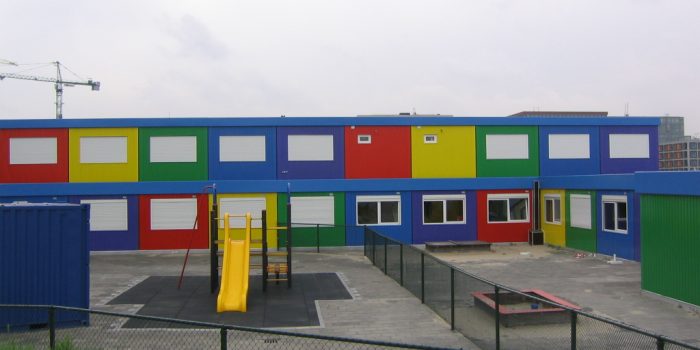Kleurrijk schoolgebouw